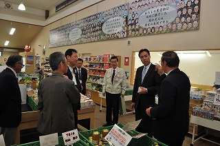 写真：農産物直売所で話を聞く阿部知事