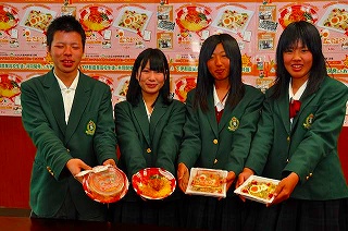 写真：お弁当を考案した高校生