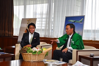 写真：福岡市長と懇談する様子