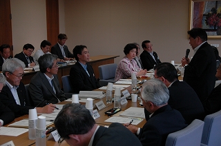 写真：川上町村会長のあいさつを聞く阿部知事
