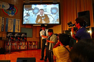 写真：古川宇宙飛行士に質問する子ども