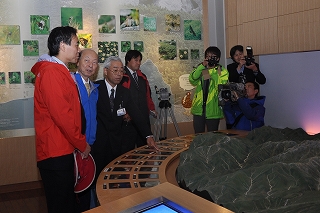 写真：立山自然保護センター職員の説明を聞く両県知事