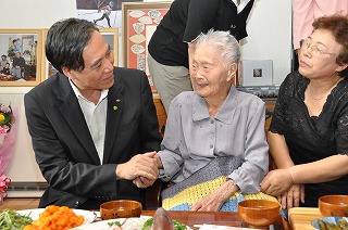 写真：高齢者祝賀訪問握手