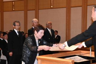 写真：知事が受賞者の方へ表彰状を手渡している場面