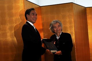 画像：小澤監督に県民栄誉賞授与