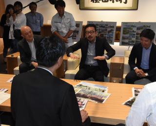 写真：中村義洋監督が知事などへ説明をしているシーン