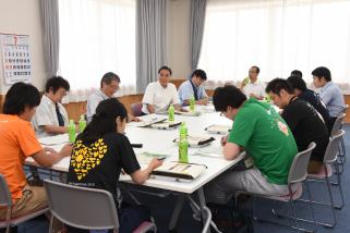 写真：知事と長野県公民館運営協議会主事会の皆さんなどがランチを食べながら懇談している様子
