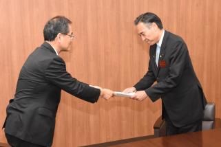 写真：知事が総合計画審議会の濱田会長から答申を受けとっている様子