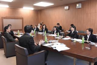写真：知事とガールスカウト長野県連盟の方などがランチを食べながら懇談している様子