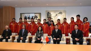 写真：中国アルペンスキージュニア選手と中島副知事記念撮影