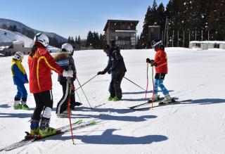 写真：野沢温泉スキー場で練習する中国アルペンスキージュニア選手