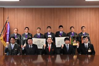 写真：優勝杯を手に知事らと記念撮影する佐久長聖高校駅伝部の皆さん