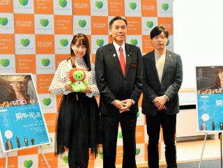 写真：左から増田有華さん、知事、源田泰章さん