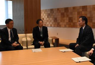 写真：JR東海柘植社長と阿部知事が懇談の様子