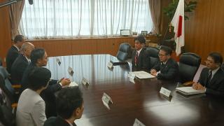 写真：知事と藤巻軽井沢町長らが、世耕経済産業大臣を訪問している様子