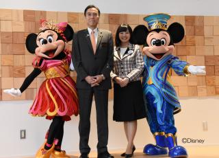 写真：左から、ミニーマウス、知事、東京ディズニーリゾート・アンバサダー、ミッキーマウス