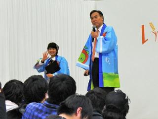 写真：信州への移住をPRする知事と髙橋彩香さん