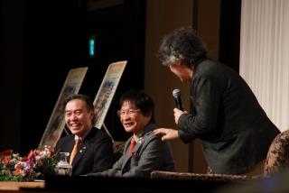 写真：尾木氏、茂木氏、阿部知事による公開座談会の様子