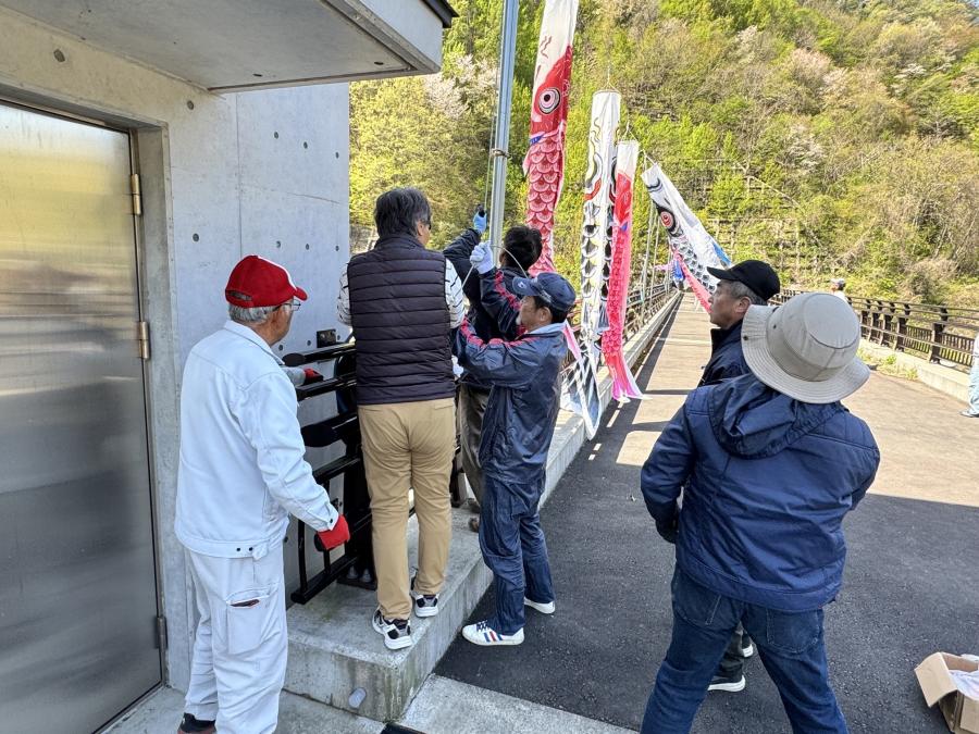 R8浅川ダム鯉のぼり掲揚作業1