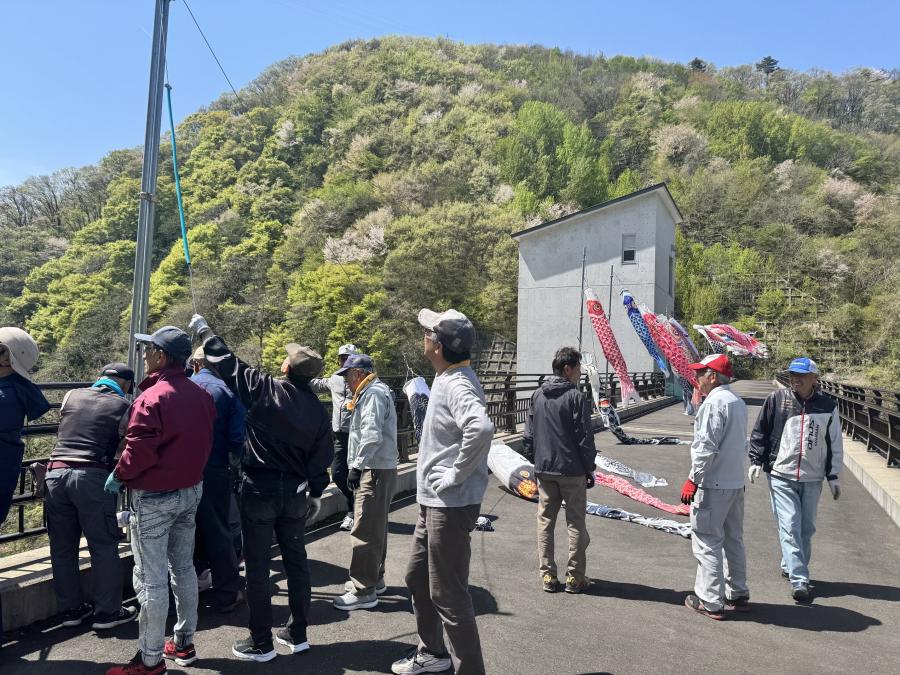 R8浅川ダム鯉のぼり掲揚作業2