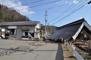 写真：崩落した屋根と損壊した建物