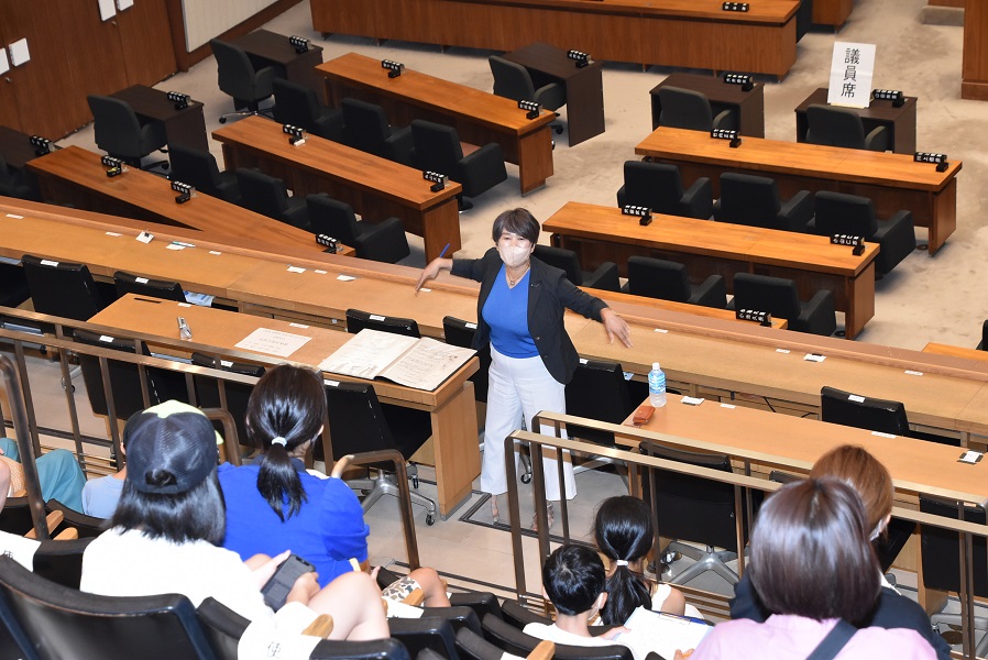 夏休み県庁見学議場説明1