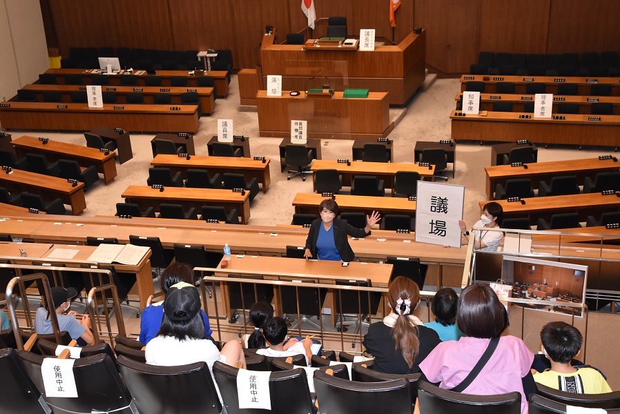 夏休み県庁見学議場説明2