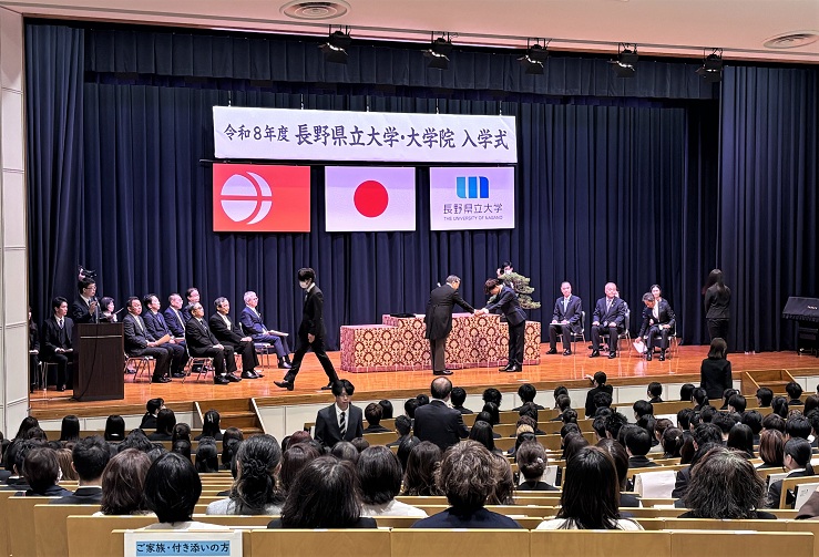 R8県立大入学式2