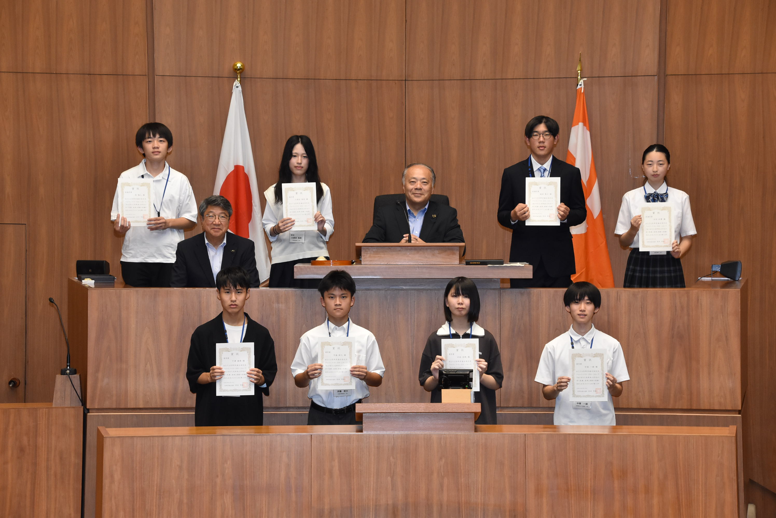 入賞した高校生と正副議長が議場で集合写真