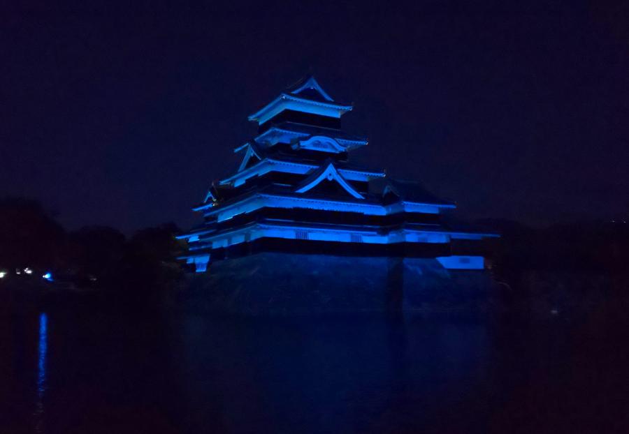青い光でライトアップされた松本城