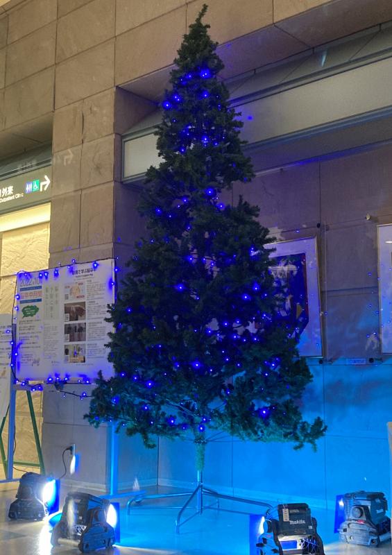 青い光でライトアップされた長野市民病院の入口