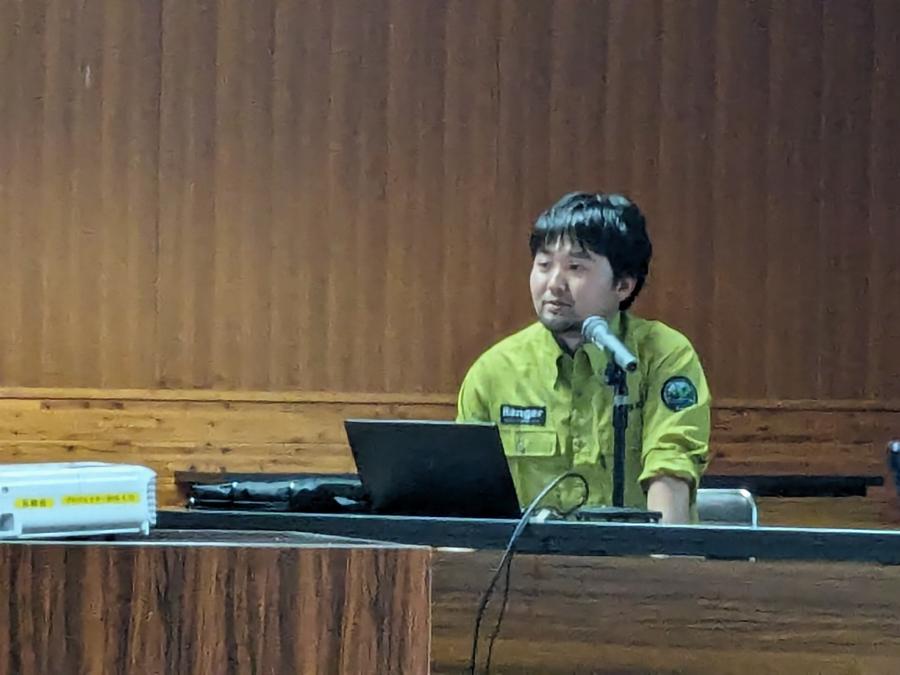講演する原管理官