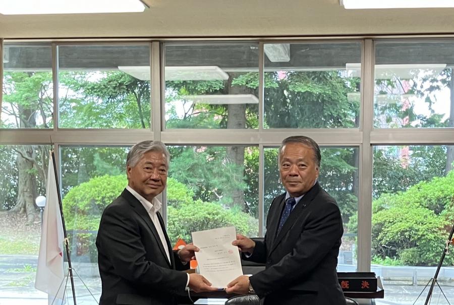 依田議長への勧告の様子