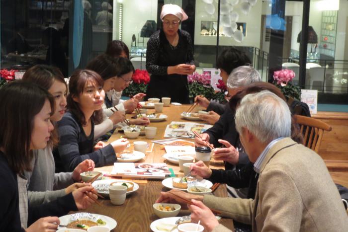 体験会の様子（試食）