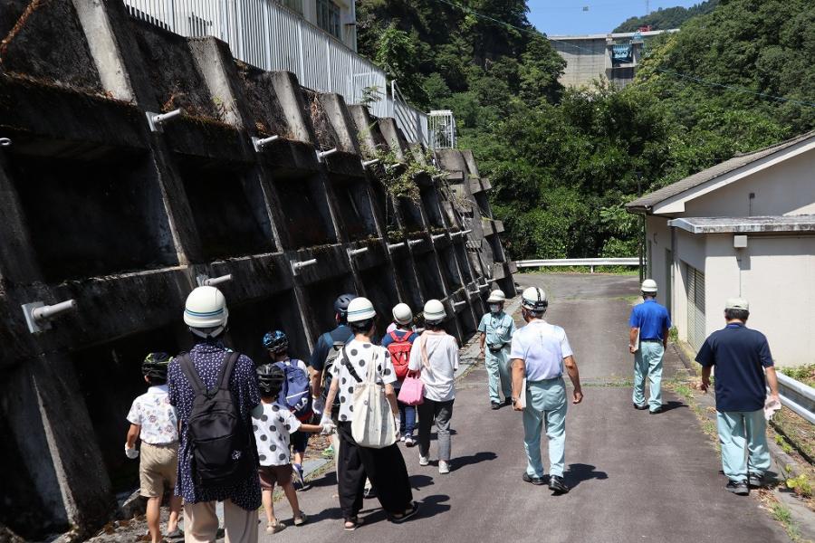 発電所へ徒歩で移動