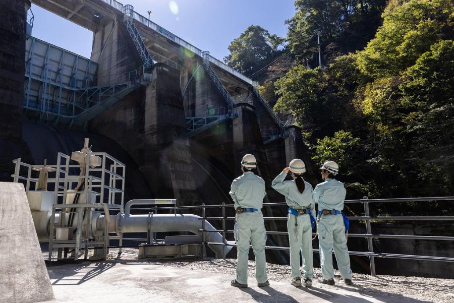 高遠ダムと職員