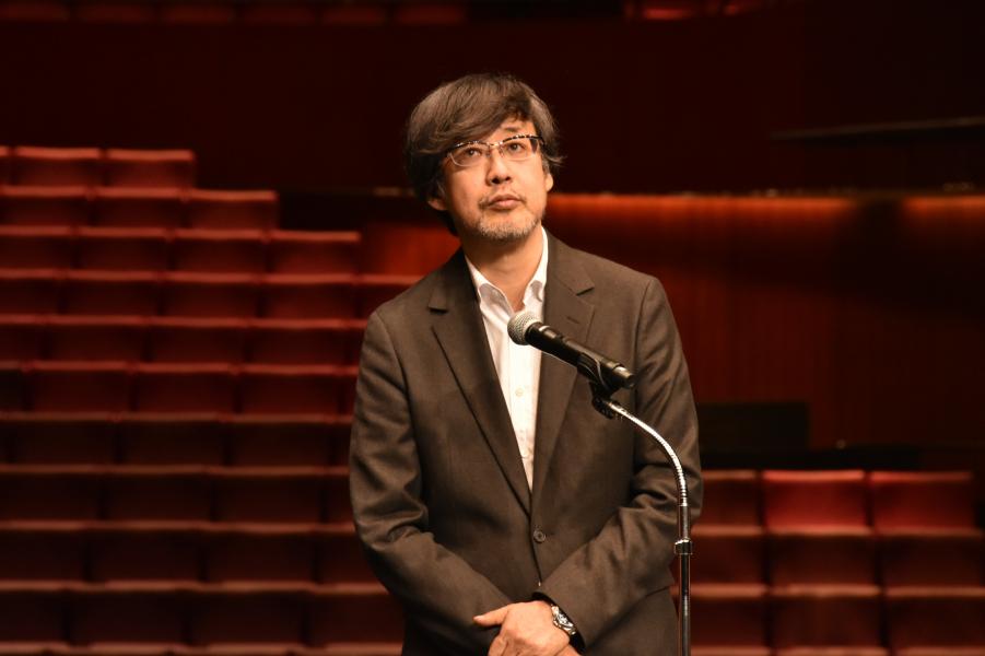 あいさつする山崎監督