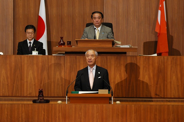 写真：議場で発言をする村井知事