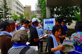 写真：クイズの回答を考える参加者たち