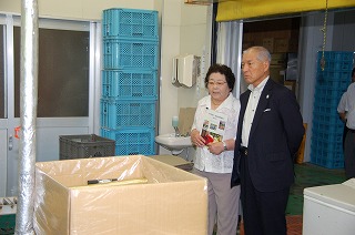 写真：農産物加工の様子を小池さんからお聞きする