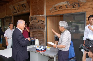 写真：楽珍館の取り組みについてお聞きする村井知事