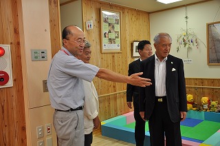 写真：助産所の設備について説明を聞く村井知事