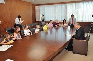 写真：使節団の皆さんの紹介を聞く村井知事