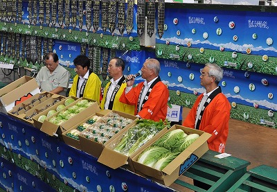 写真：青果市場で信州産の野菜や果物をPRする村井知事