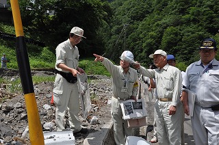 写真：職員から災害状況を聞く村井知事
