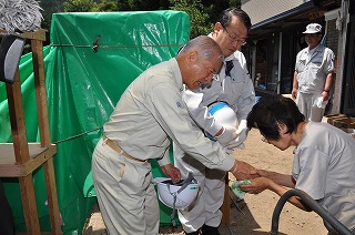写真：被災された方を激励する村井知事と牧野飯田市長
