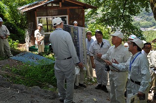 写真：職員から被災状況を聞く村井知事
