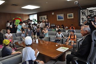写真：知事室では知事とアルクマが皆さんをお出迎え