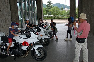 写真：白バイにまたがっての記念撮影