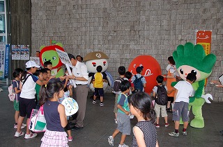 写真：アルクマやなび助とのふれあいを楽しむ参加者